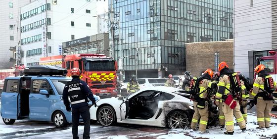 역주행 추돌 후 포르쉐 가속페달…화재 진압하는 소방대원