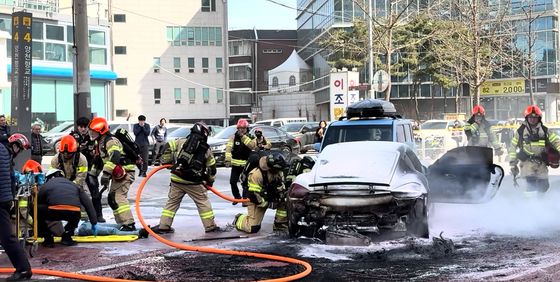 포르쉐 역주행 추돌 후 가속페달…화재 진압하는 소방대원