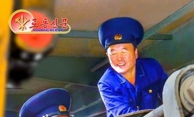 기계 고치는 중인 평양객화차대 직원들