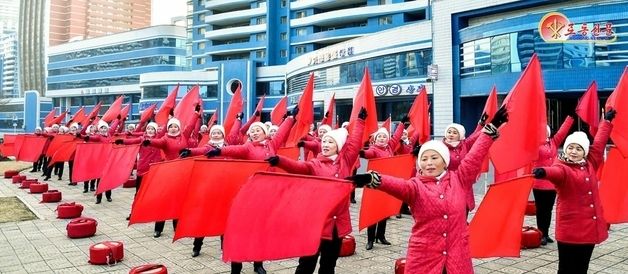 '출근길 선동' 활동 중인 평천구역 여성들의 모습