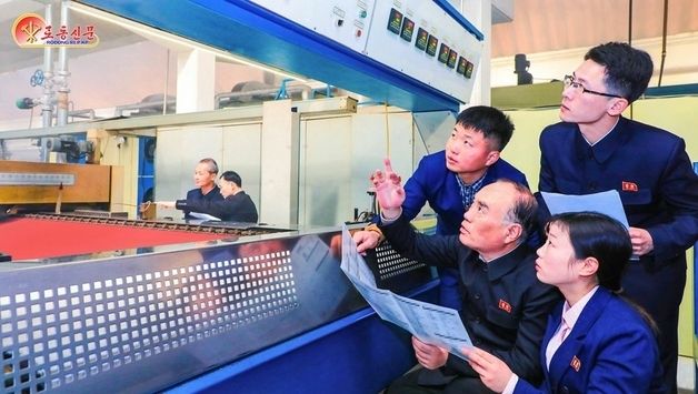 기술 문제 해결중인 경공업성 방직연구소 직원들