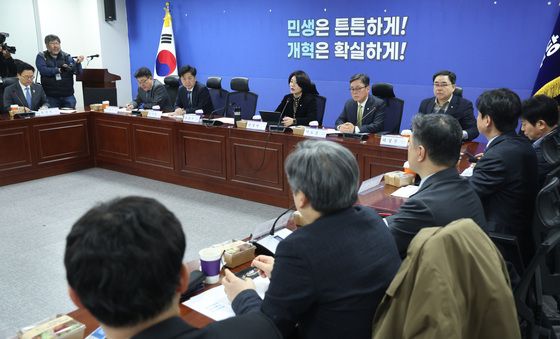 중동사태 경제대응TF 발언하는 한정애