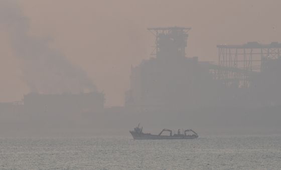 초미세먼지 뚫고 출항
