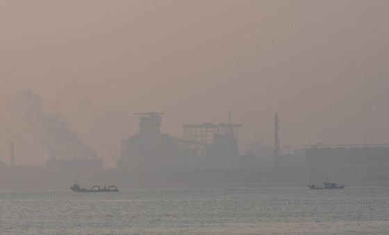 초미세먼지에 덮인 포항 앞바다