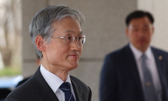 대법원 들어서는 조희대 대법원장