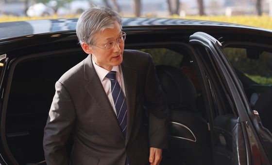 차량에서 내리는 조희대 대법원장