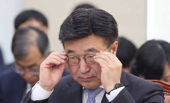 안경 고쳐쓰는 윤호중 장관