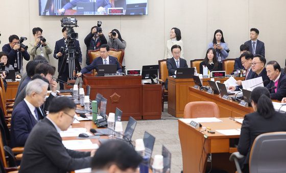 안건 상정하는 신정훈 위원장