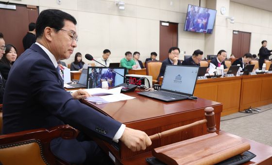 법안 상정하는 신정훈 위원장