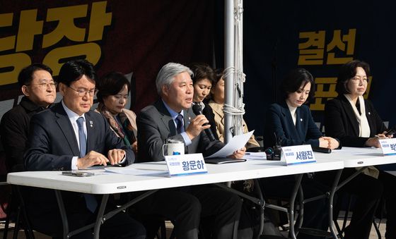 의총 모두 발언하는 서왕진 조국혁신당 원내대표