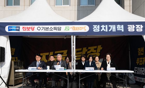 정치개혁 광장 천막농성장에서 열린 조국혁신당 의원총회