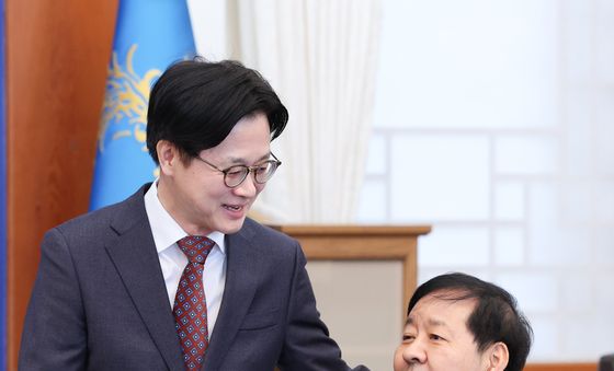 대화하는 구윤철·김정관