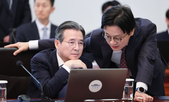 대화하는 김용범·김정관