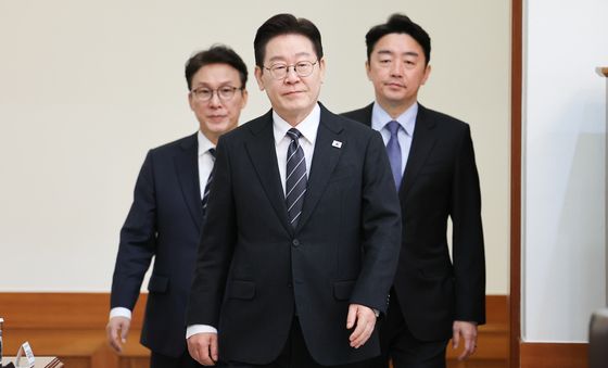 국무회의 참석하는 이재명 대통령