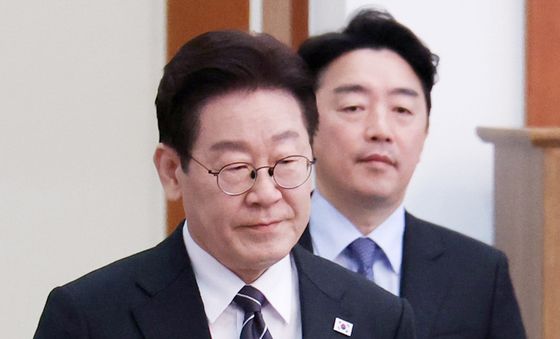 국무회의 참석하는 이재명 대통령