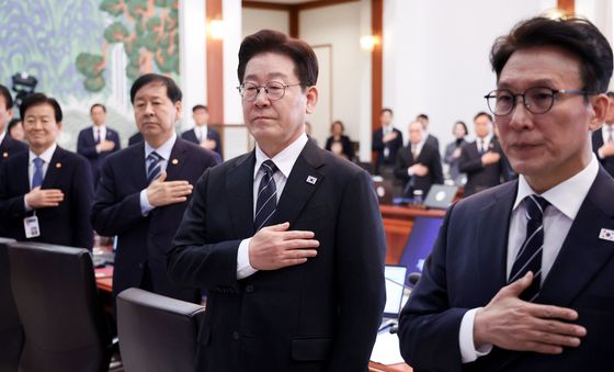 국무회의 국민의례하는 이재명 대통령