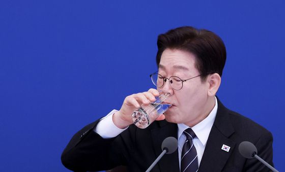 목 축이는 이재명 대통령