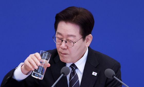 목 축이는 이재명 대통령