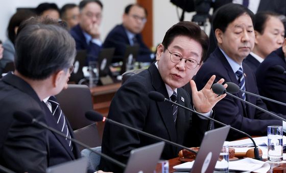 조현 외교장관에게 질의하는 이재명 대통령