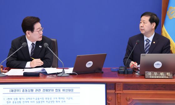 구윤철 부총리에 질의하는 이재명 대통령