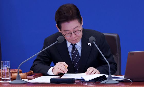 중동상황 대응 보고 경청하는 이재명 대통령