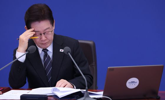 중동상황 대응 보고 경청하는 이재명 대통령