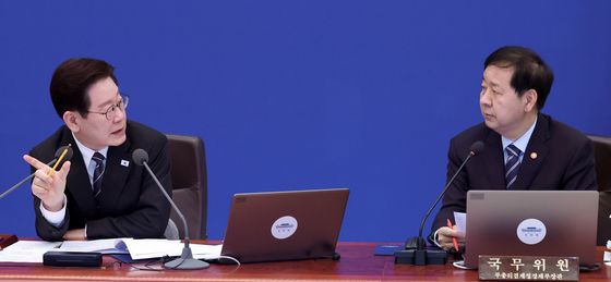 이재명 대통령-구윤철 부총리, 중동상황 대응 대화