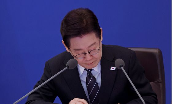 이재명 대통령, 중동상황 대응 보고 경청