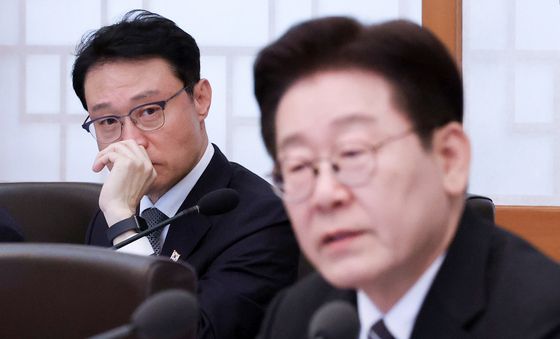 이재명 대통령 발언 듣는 이규연 홍보수석