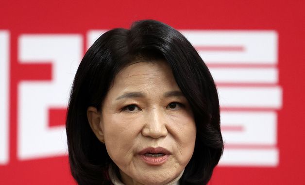 면접 마친 뒤 백브리핑하는 이진숙 예비후보