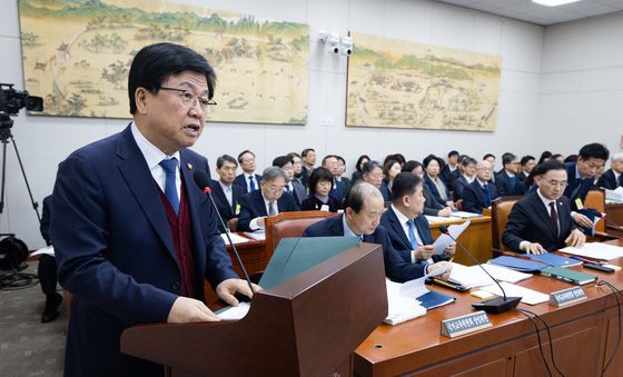 법안 의결 인사말하는 최교진 장관