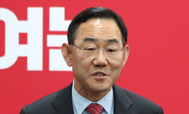 취재진 질문에 답변하는 주호영 의원