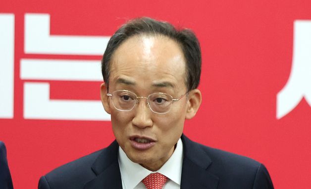 취재진 질문에 답변하는 추경호 의원