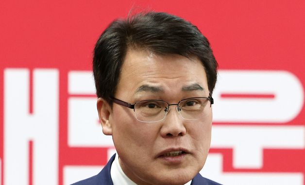 취재진 질문에 답변하는 이재만 전 동구청장