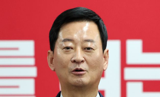 취재진 질문에 답변하는 최은석 의원