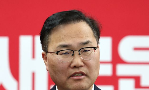 취재진 질문에 답변하는 홍석준 전 의원