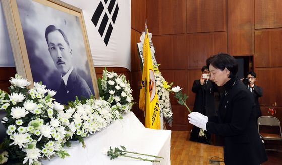 헌화하는 서명옥 국회의원