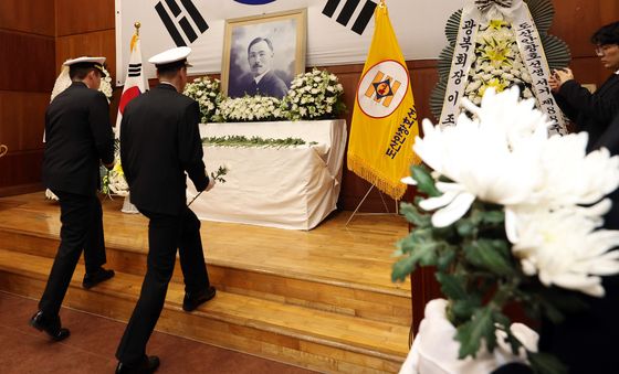 도산 안창호함 승조원들의 헌화