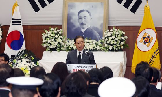 약전봉독하는 이명우 전 평안남도지사