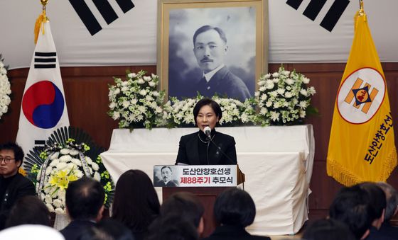 추모사하는 서명옥 국회의원