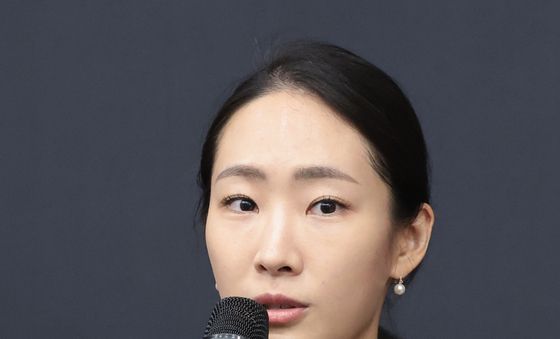 인사말 하는 무용수 김여진