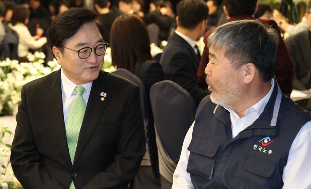 대화하는 우원식 국회의장과 김동명 한국노총 위원장