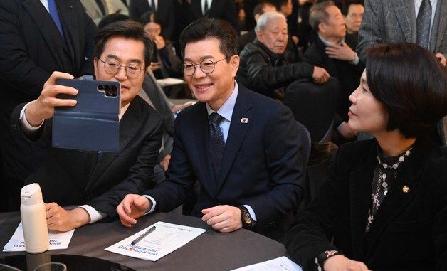 기념촬영하는 김동연·정원오·한정애