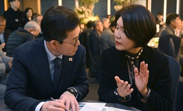 대화하는 정원오 예비후보와 한정애 의원