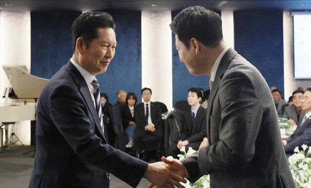 악수하는 여야 대표