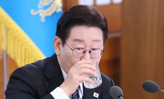 목 축이는 이재명 대통령