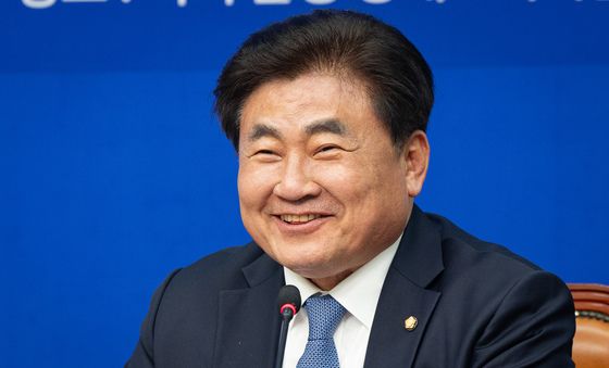 미소 짓는 소병훈 민주당 중앙당 선거관리위원장