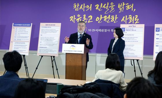 질문에 답하는 송기춘 위원장