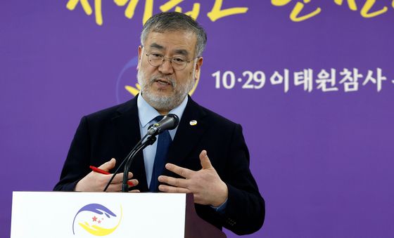 취재진 질문에 답하는 송기춘 위원장