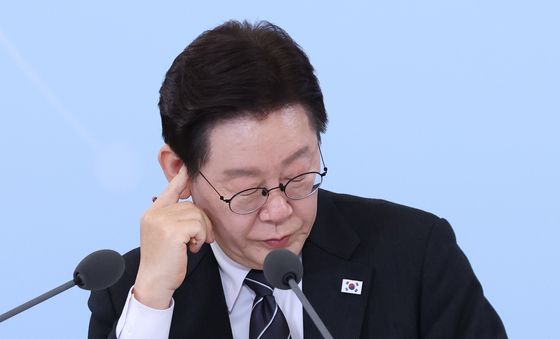 발언 경청하는 이재명 대통령